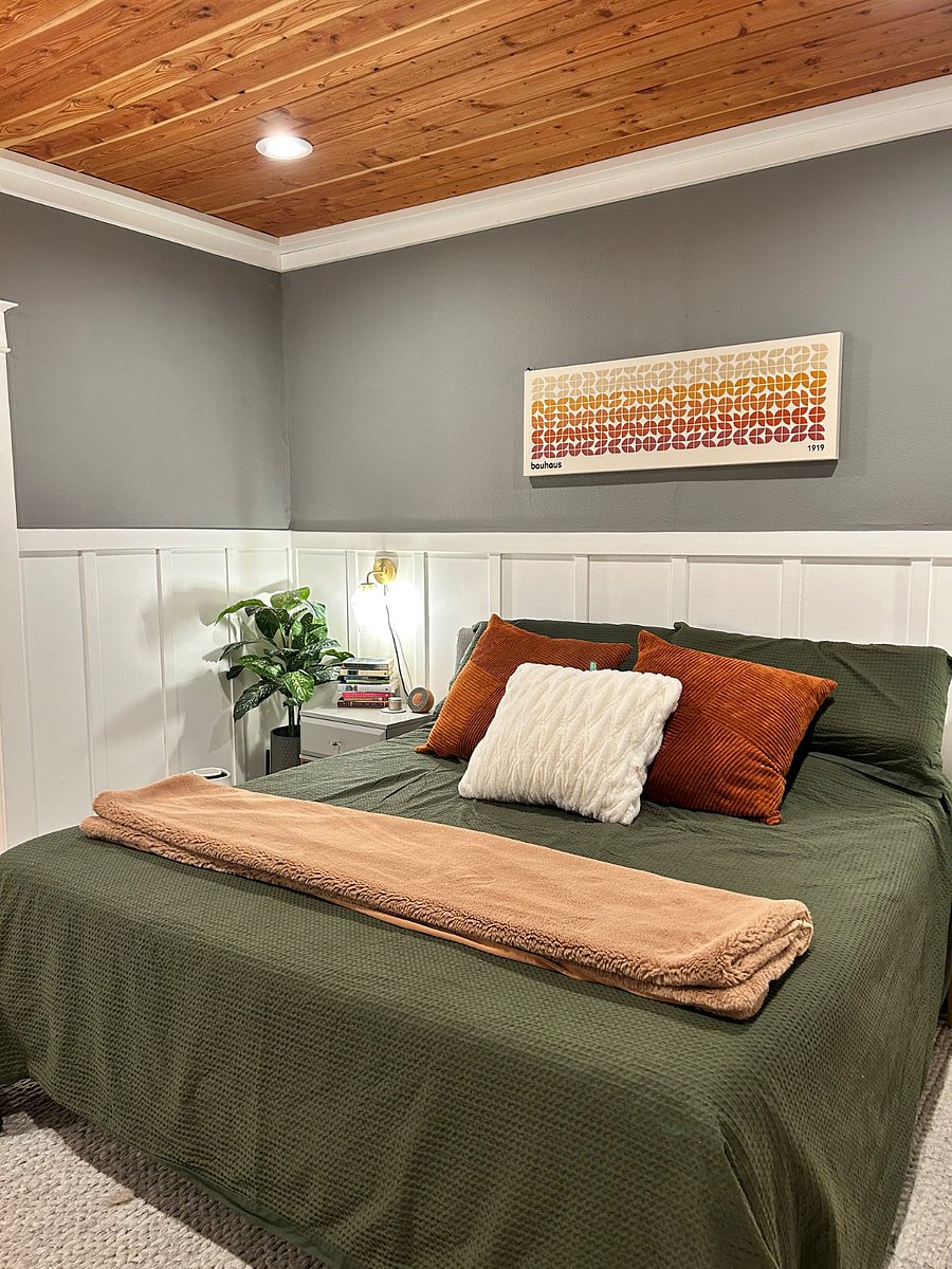 Primary bedroom (main floor)