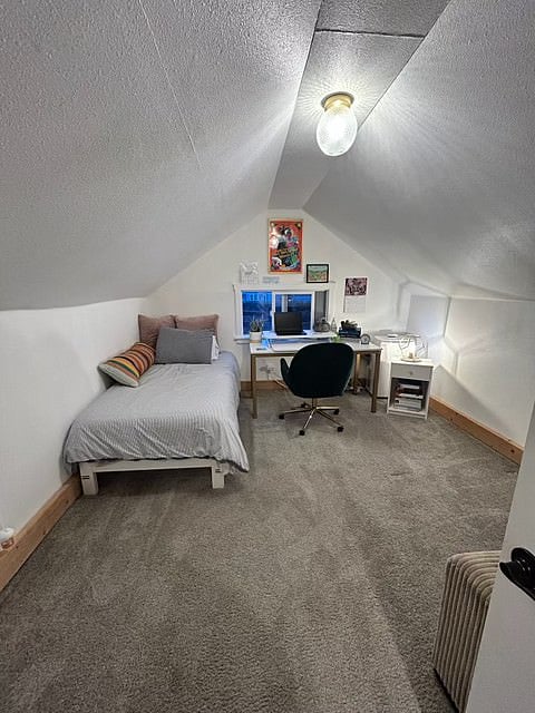 3rd bedroom/office space (upstairs); this room can be customized with beds, desk/chair, or both!