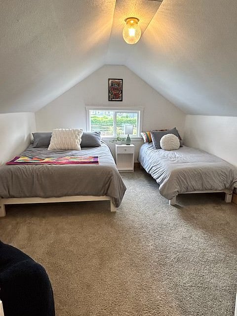 3rd bedroom/office space (upstairs); this room can be customized with beds, desk/chair, or both!