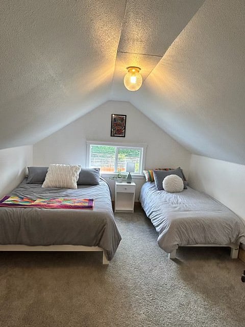 3rd bedroom/office space (upstairs); this room can be customized with beds, desk/chair, or both!