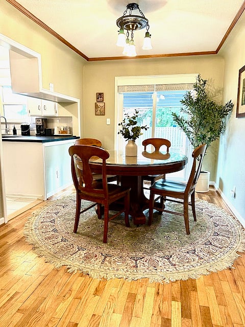 Dining room seats 4F