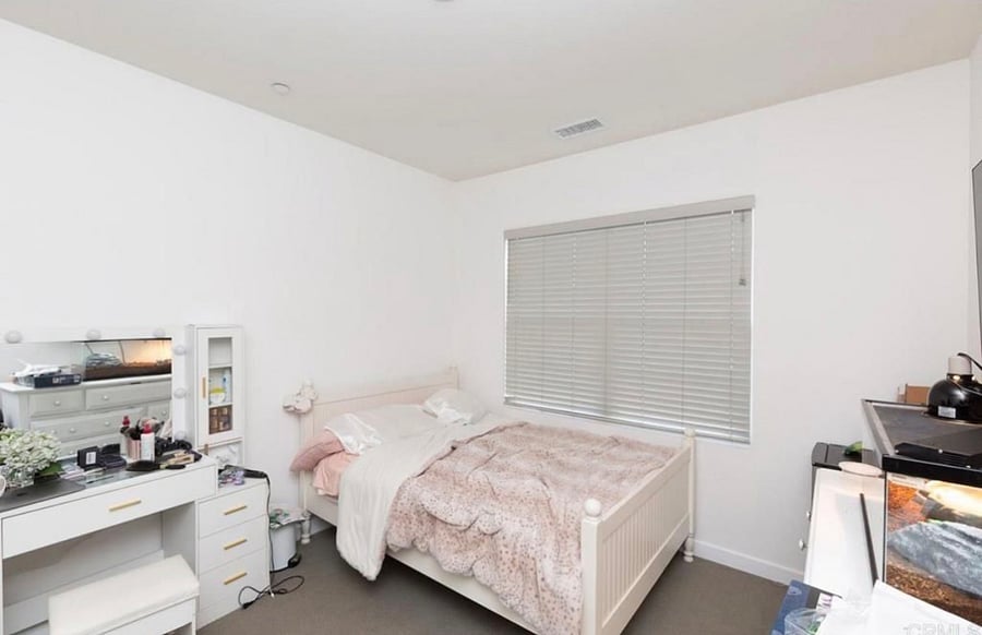 This is the room
For rent. Comes with large full size bed, dresser, vanity, personal fridge.
Wiki, water, electric is included .