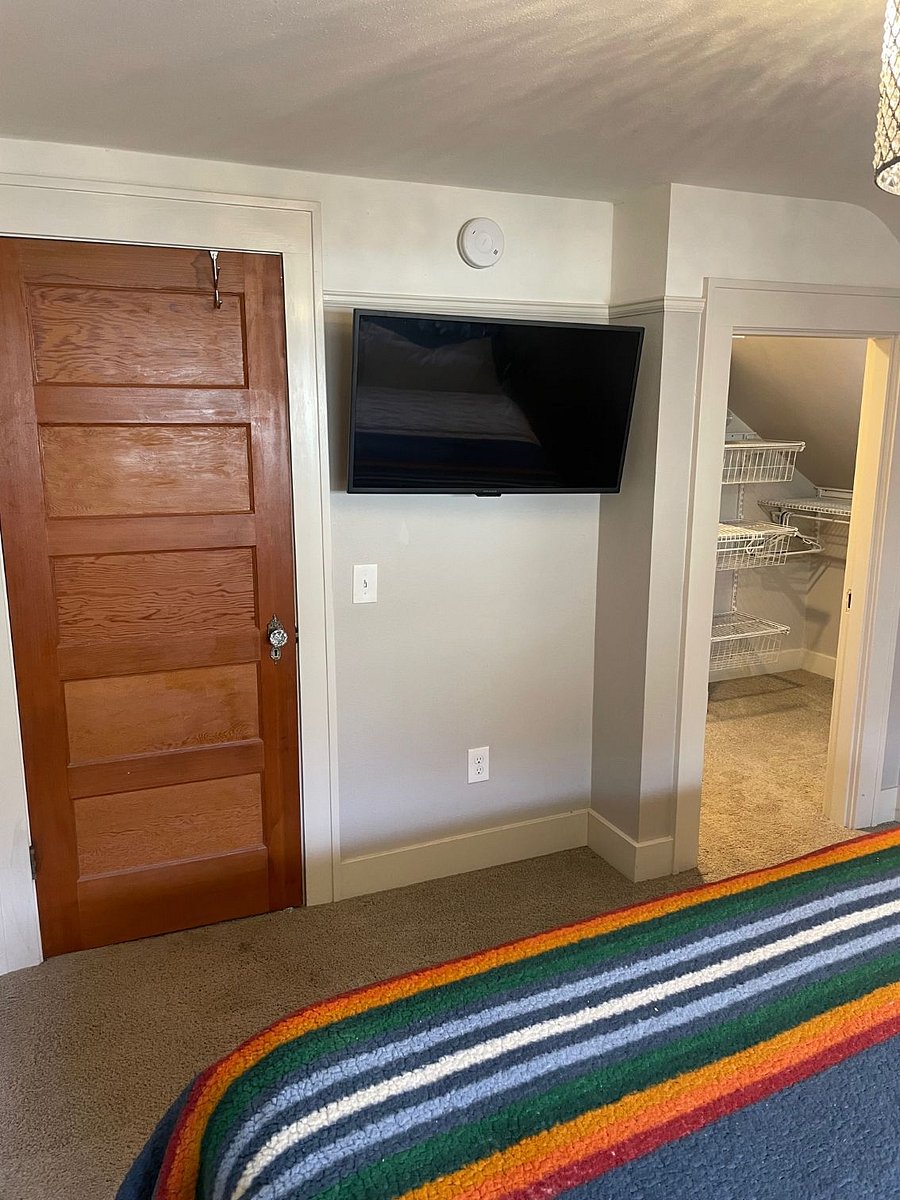 Room A King, Office, All Untilities Included 