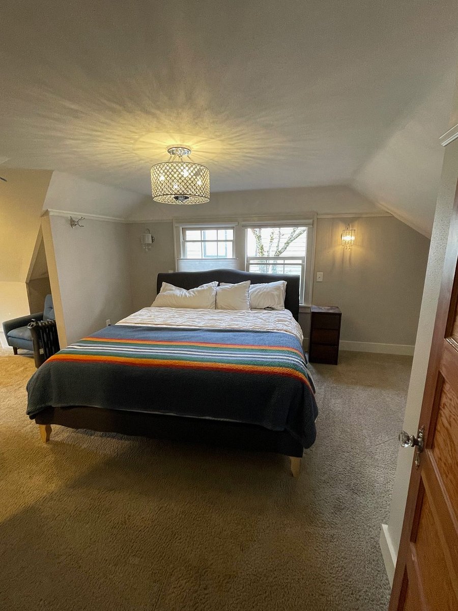 Room A King, Office, All Untilities Included 