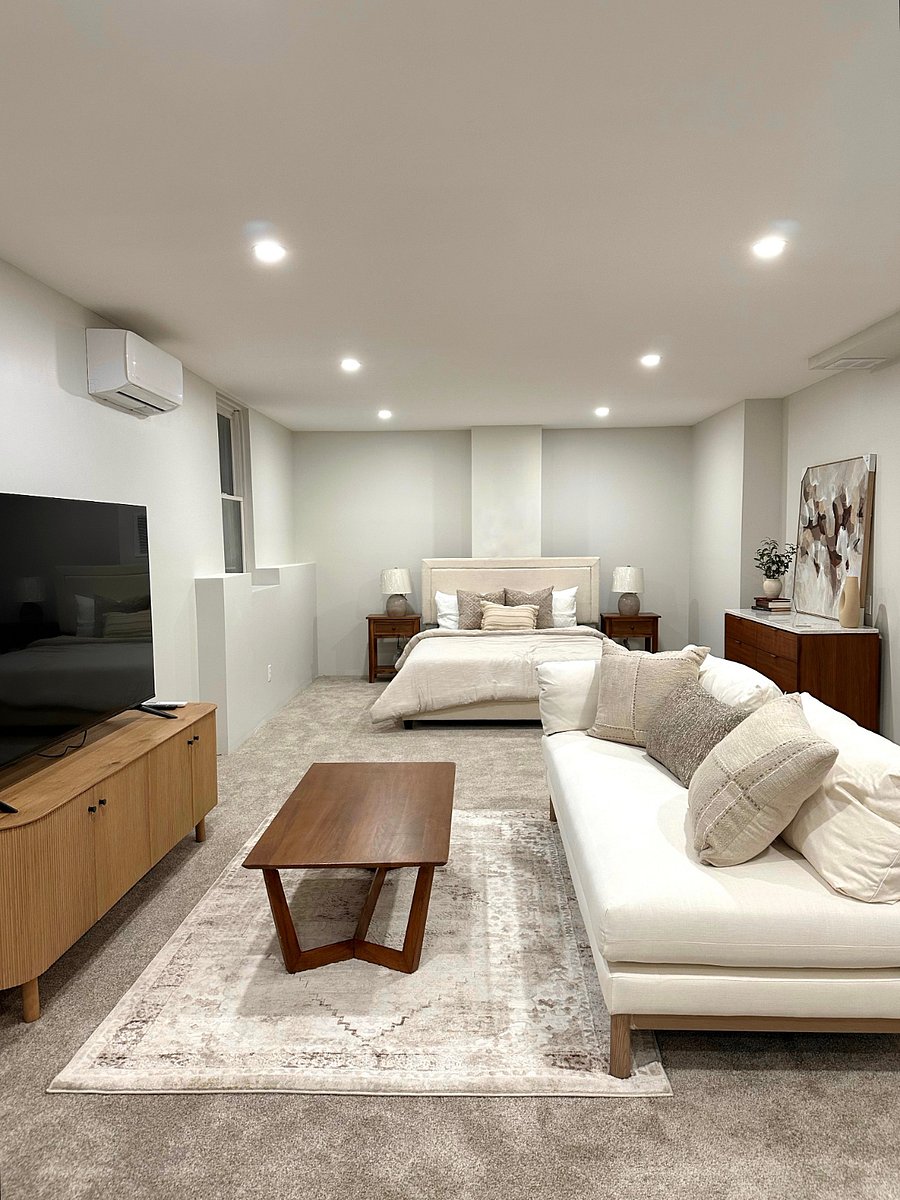 Bedroom 1 (largest room)