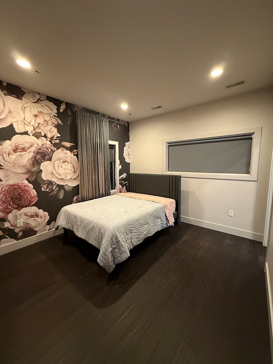 Secondary bedroom w/queen bed