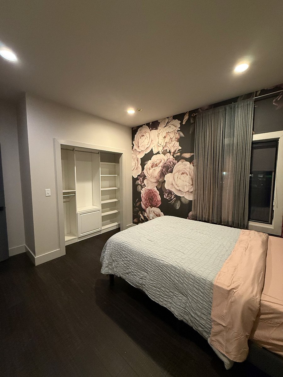Secondary bedroom w/custom closet