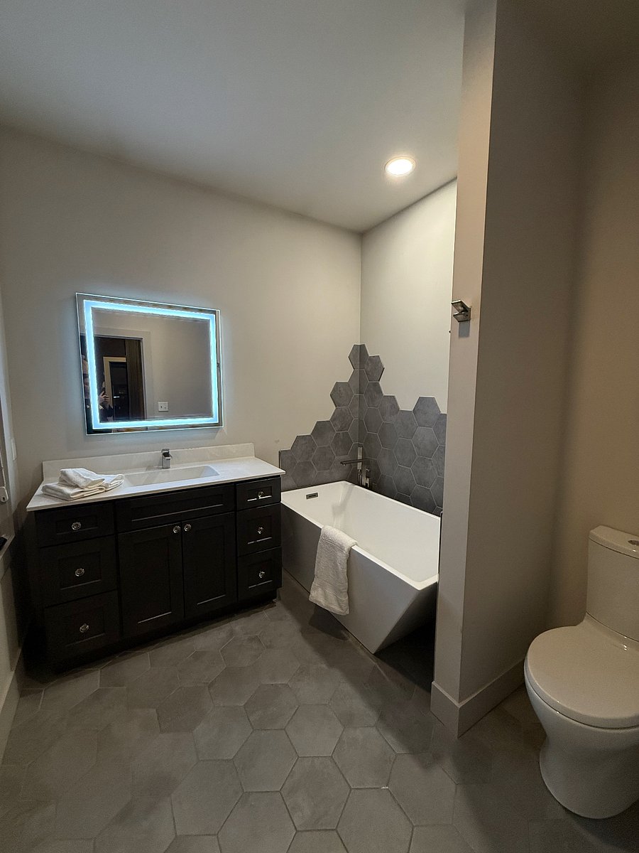 Secondary Bathroom w/European soaking tub