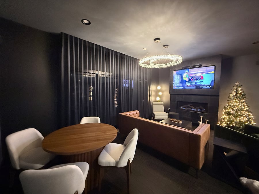 Dining area with expandable table