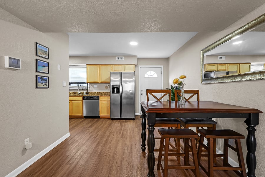 Cozy 4-seat dining area, perfect for meals or morning coffee.