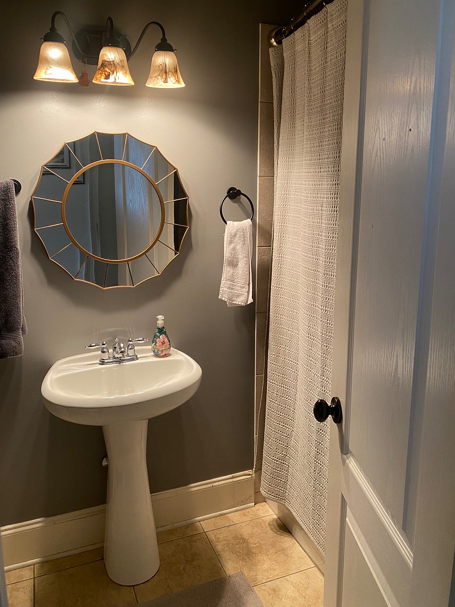 Fully furnished private bath with shower/tub