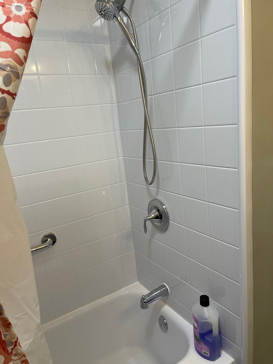 Shower/tub in master bath