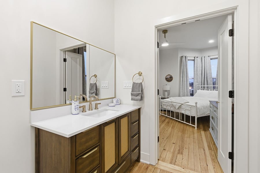 2nd Floor Master Bedroom with En-suite Bathroom