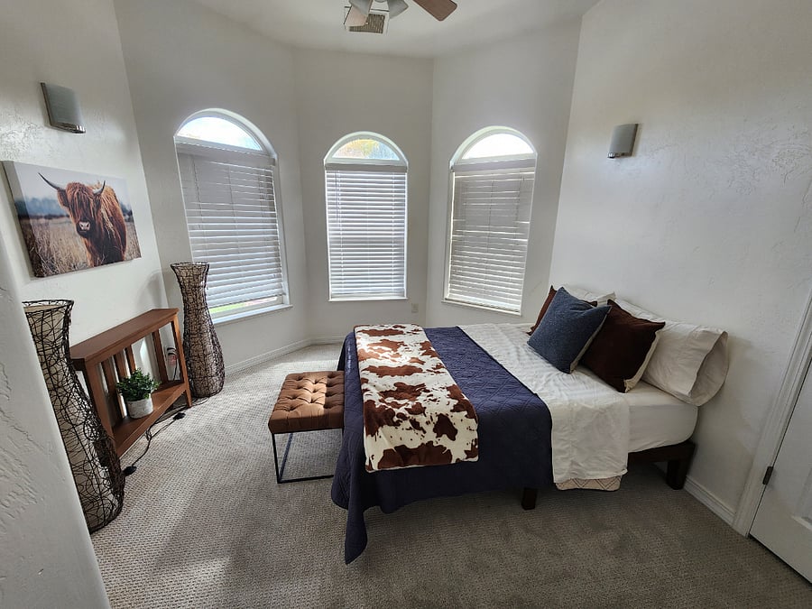Guest room, full bed