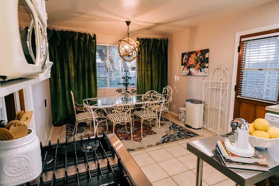 Dining room area and seating for 6.