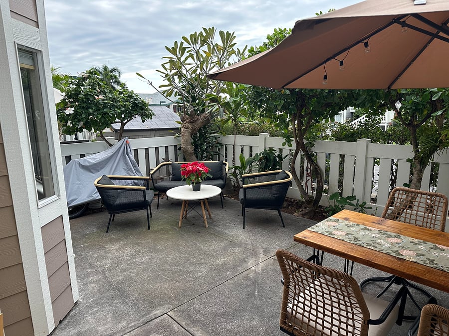 Spacious Lanai. Petal Assist bike available for use if desired. 