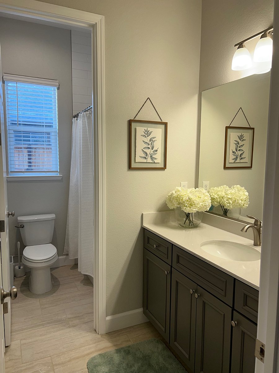 Bathroom for rented room, to only be used by you