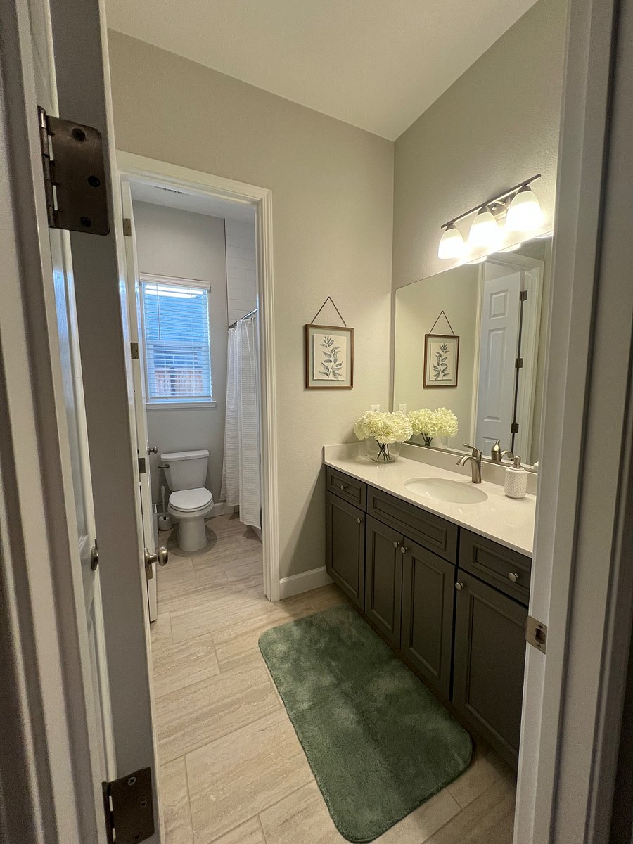 Bathroom for rented room, to only be used by you