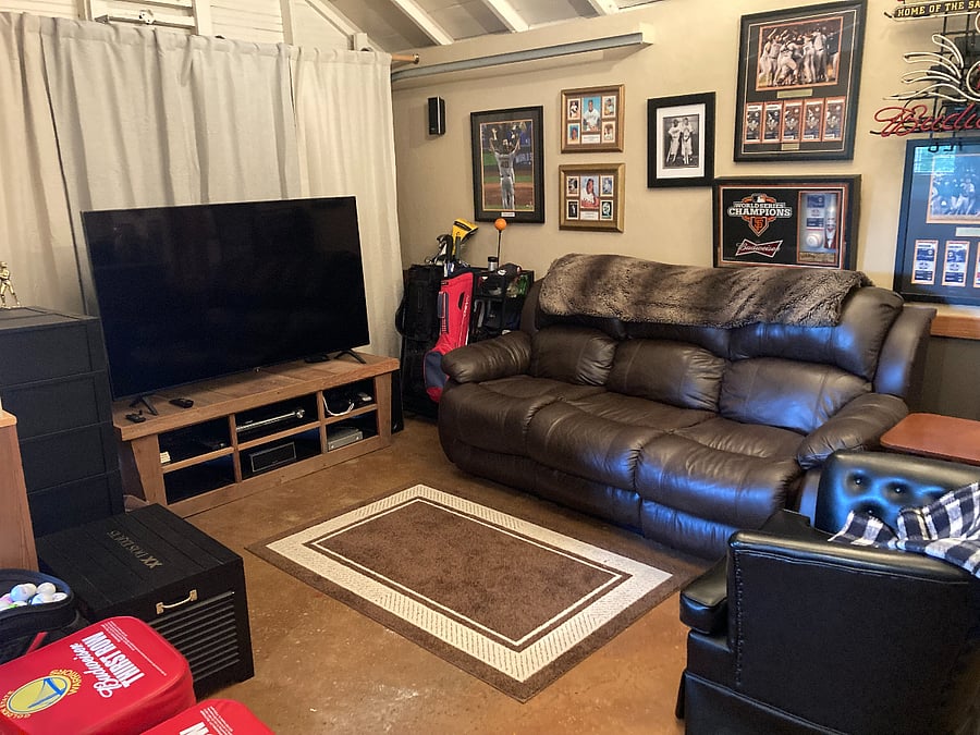 Clubhouse (smart television available with Hulu) with relaxing seating