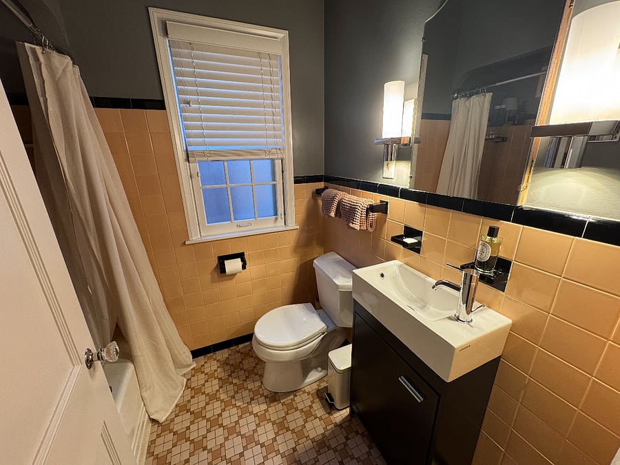 Bathroom 2 (Floor 1)