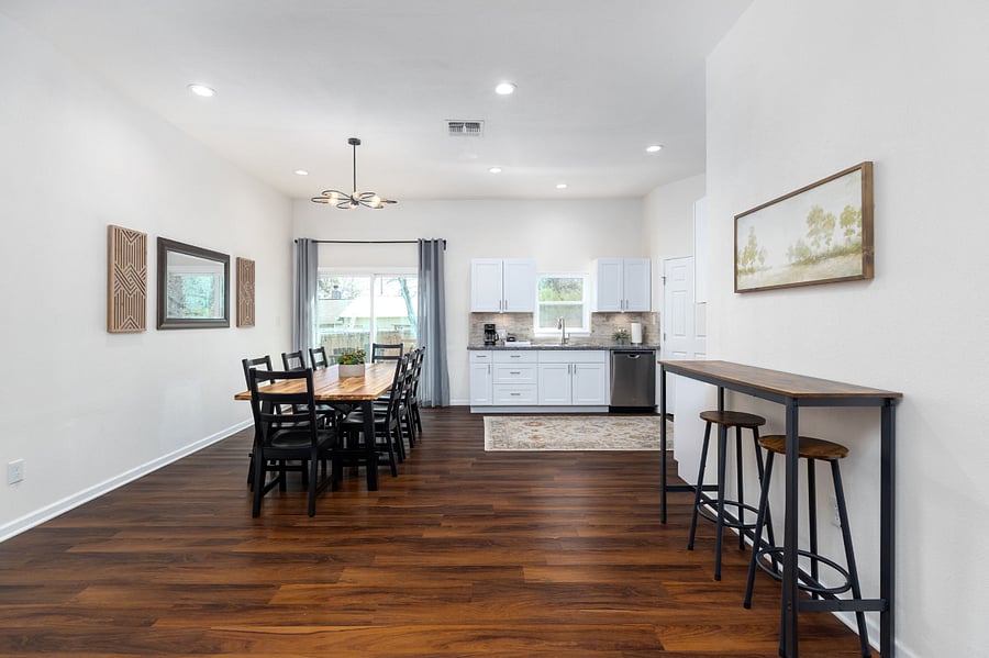 Kitchen/ Seating Area