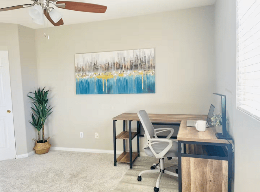 Upstairs loft office area
Desk + ergonomic chair
Natural light
Fast, reliable Wi-Fi