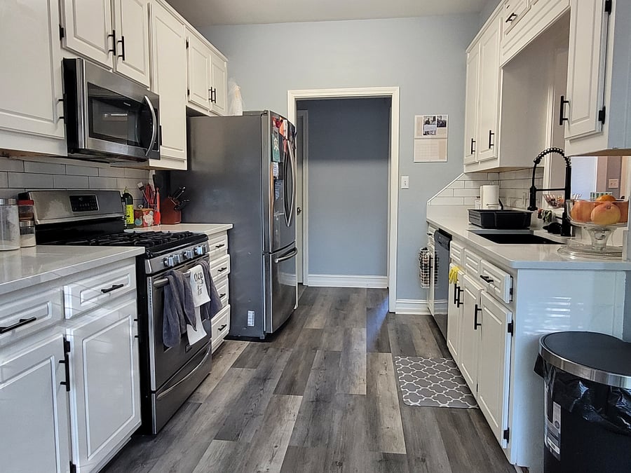 Main floor upgraded kitchen with stainless steel appliances and gas stove!
