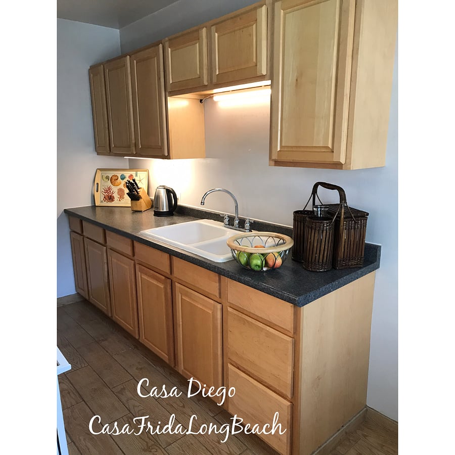 Fully equipped kitchen with microwave, electric blender, electric kettle, French coffee press, toaster, electric hand mixer;