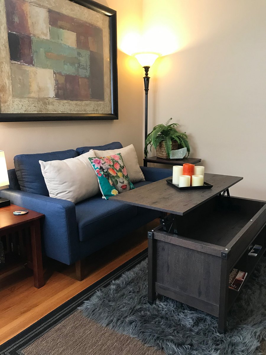 Lift top coffee table