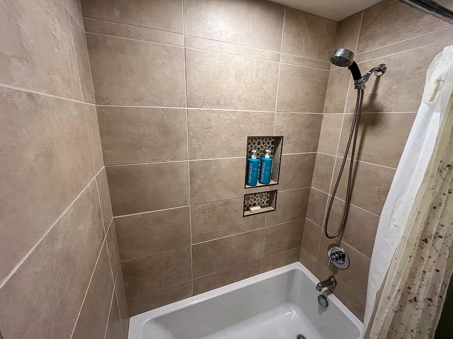Guest/2nd Bathroom Shower and Tub
