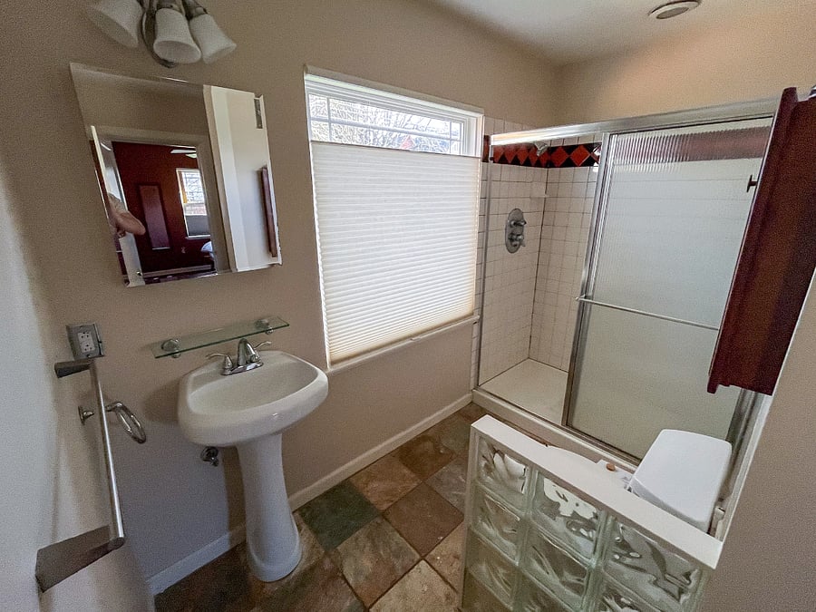 Main bathroom (off bedroom)