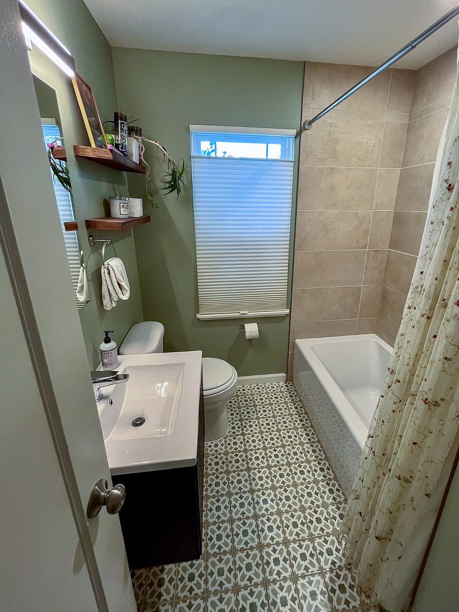Guest/2nd Bathroom