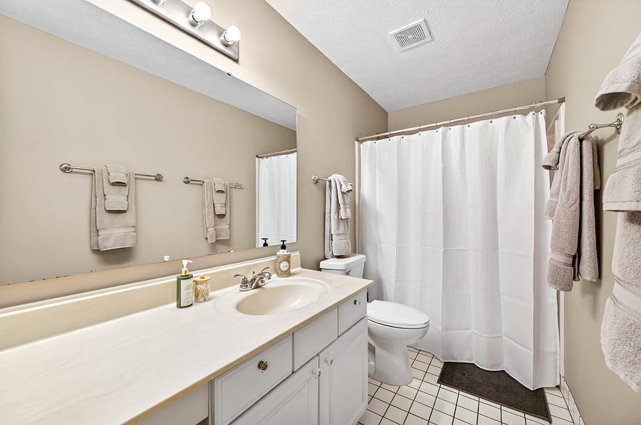 Full bathroom 2