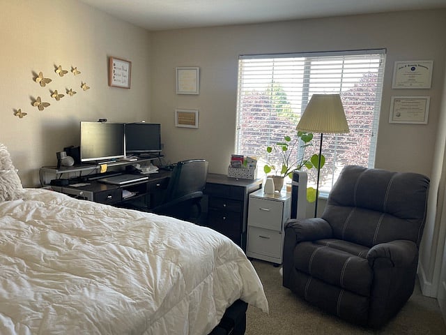 3rd bedroom, queen size-bed, recliner, desk