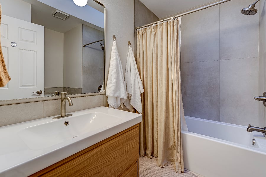Bathroom with bathtub (hallway access)