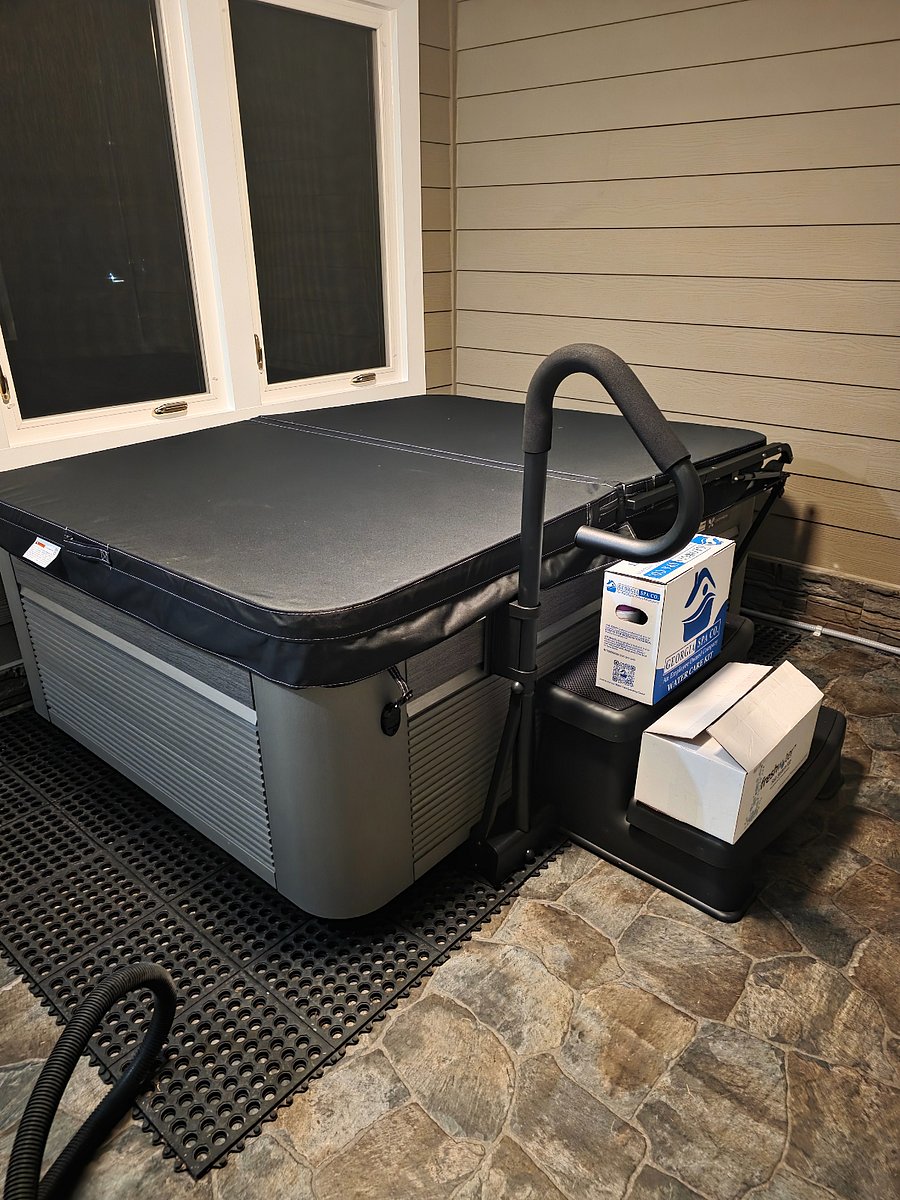 Brand New Hot Tub use plus a new Soon coming traditional Sauna and a Infrared spa chamber known as a Hybrid this will be in the Spa room that has been design and built for this license Massage Therapist. With State of the art such as a Hydroulator Hot towel cabbie and spa equipment. Note: Tub and sauna will be as amenity use anytime. Massage services are seperate but discounted at 50% off