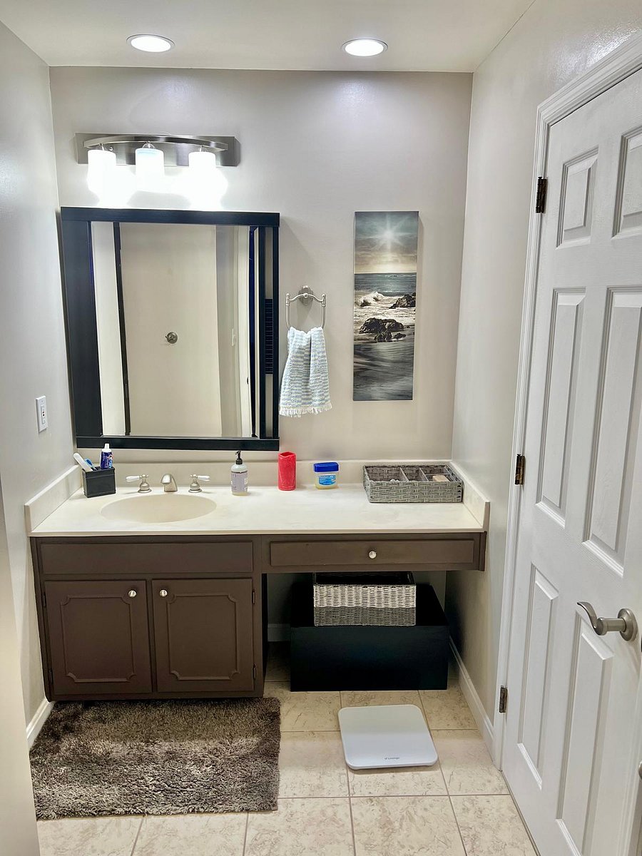 Full Bathroom 1