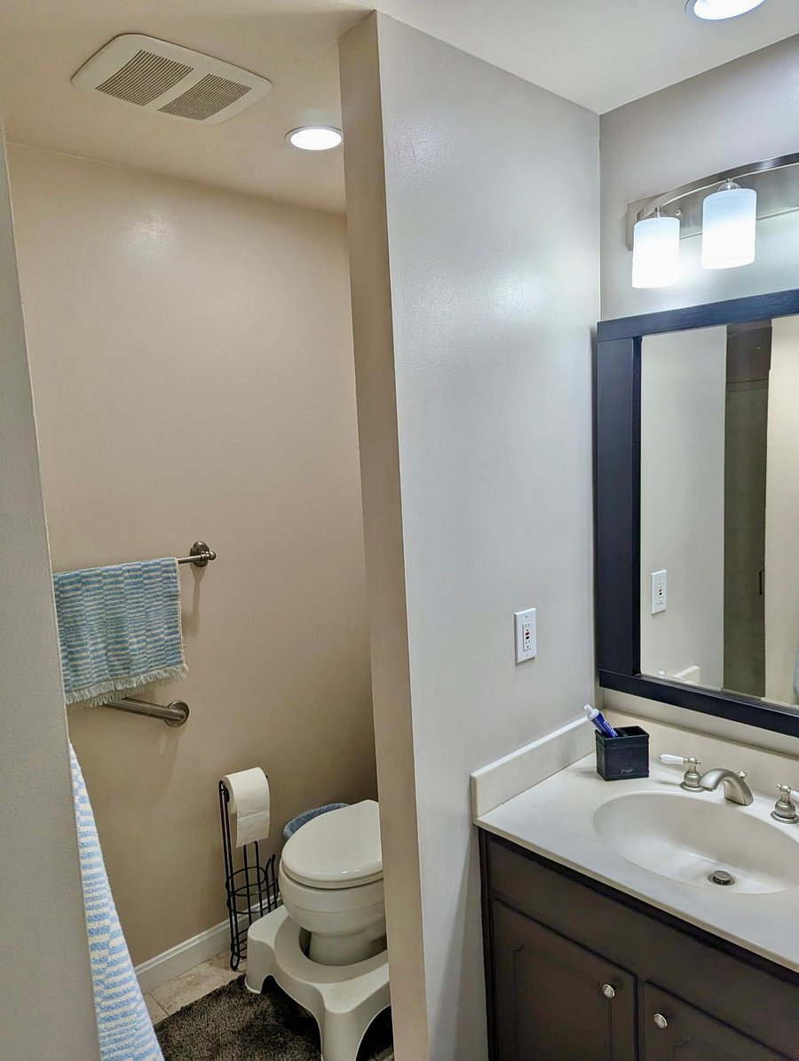 Full Bathroom 1