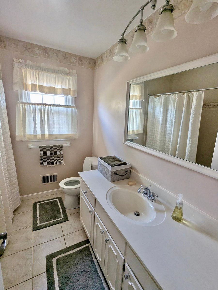 Full Bathroom 2