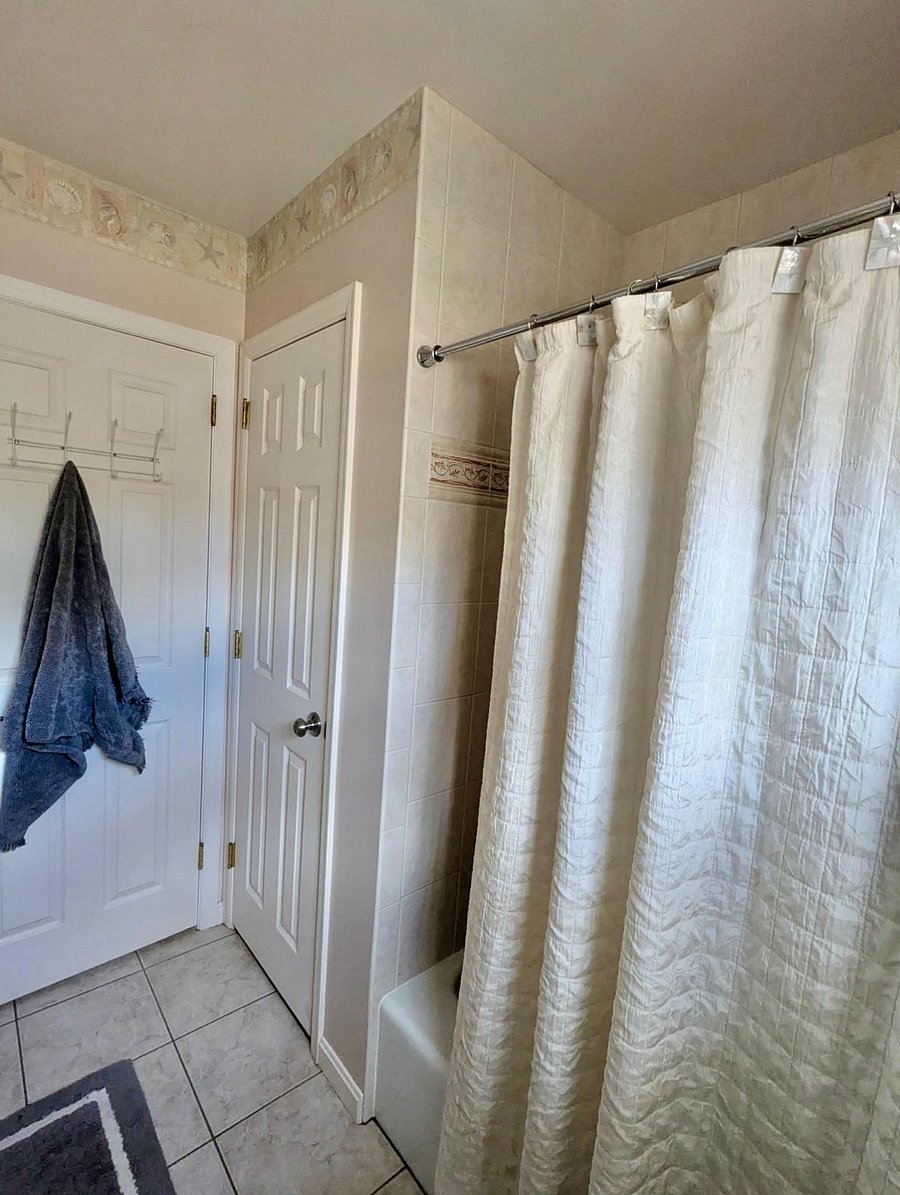 Full Bathroom 2