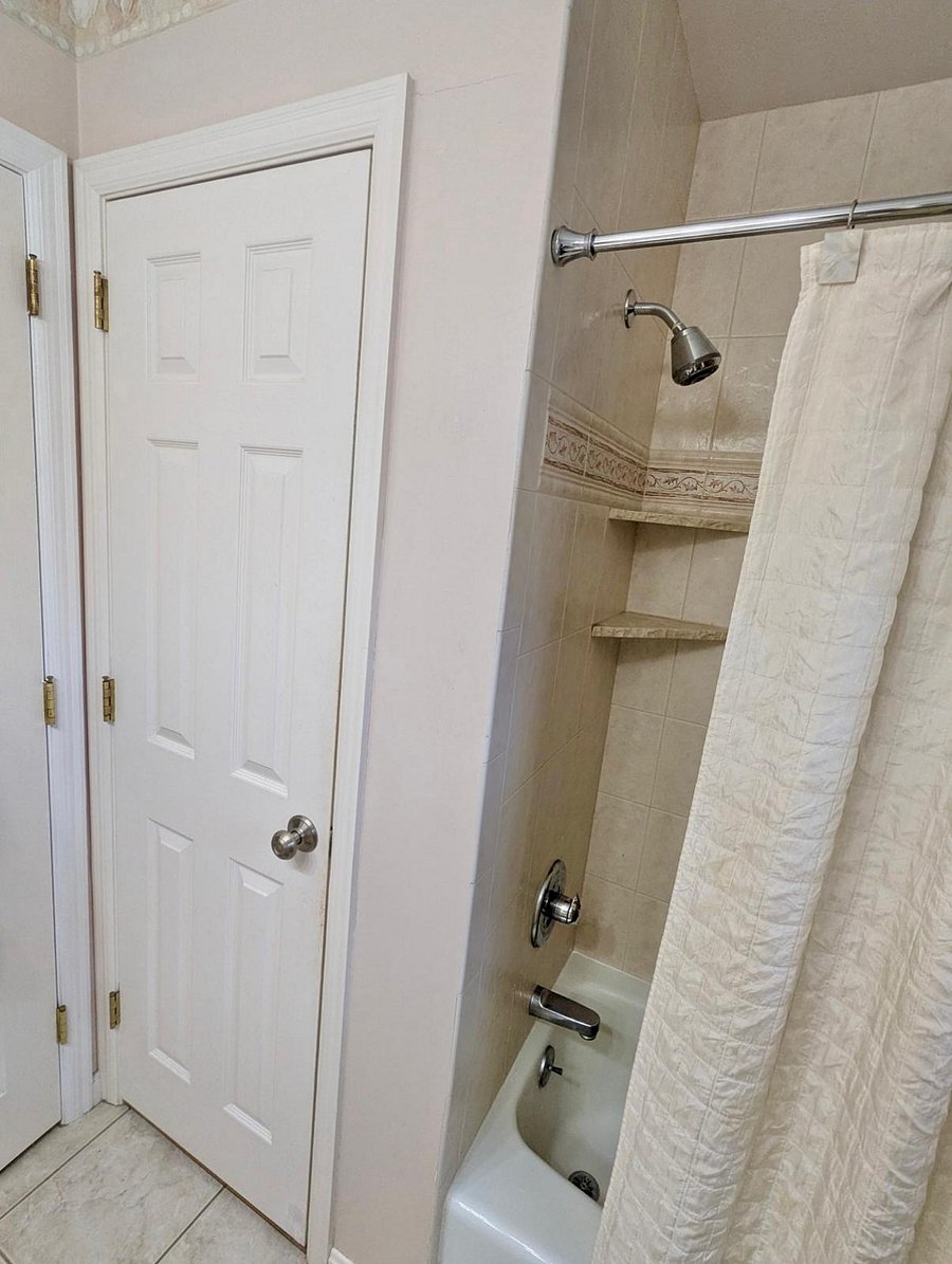 Full Bathroom 2