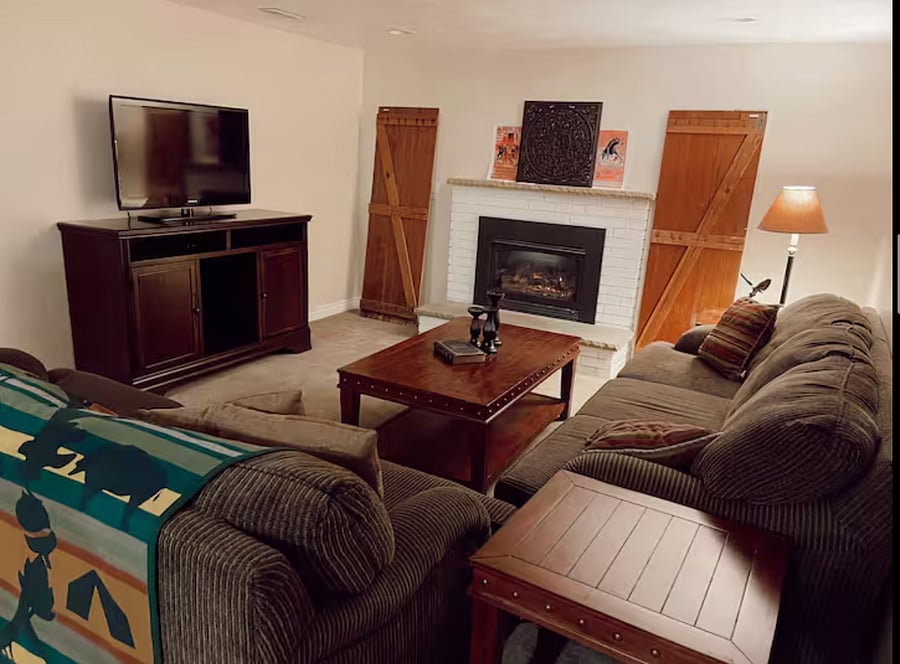 Second living areaideal for quiet time, remote work, or separate schedules.