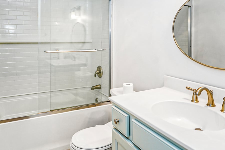 Clean, modern bathroom with a bright design and fresh finishes.