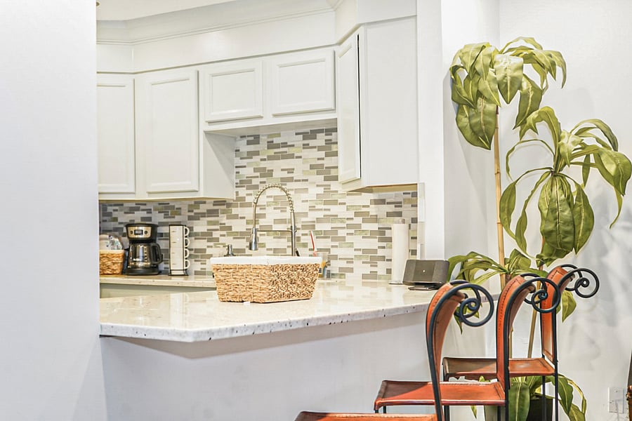 Bright kitchen bar seating, perfect for casual meals, coffee breaks, or morning chats.