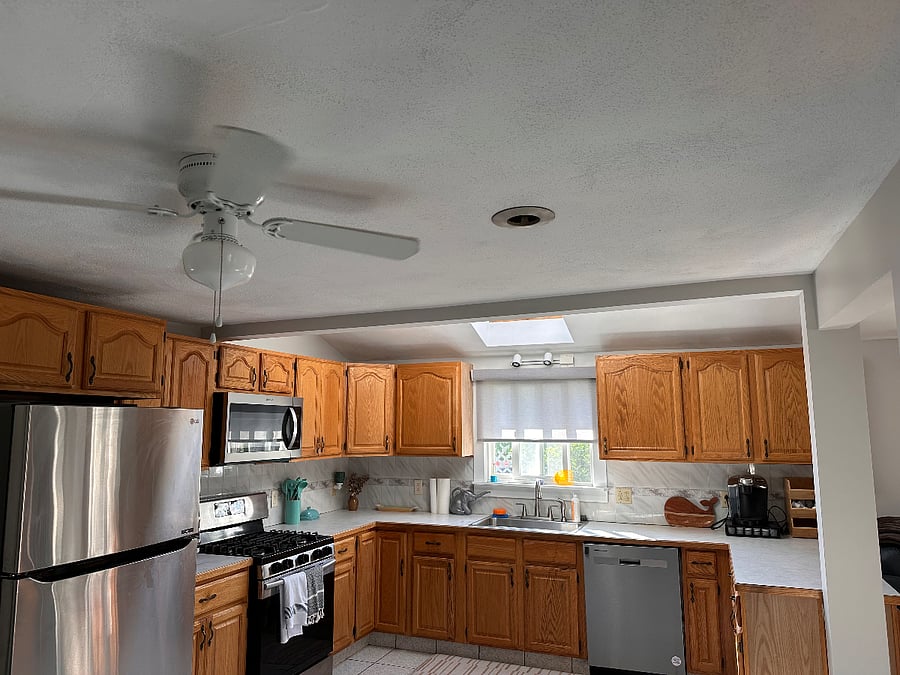 Spacious Kitchen
Full sized refridgerator, dishwasher, ample counter space