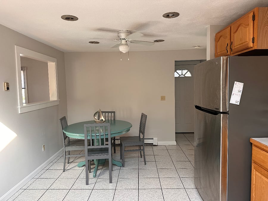 Spacious Kitchen
Table for 4