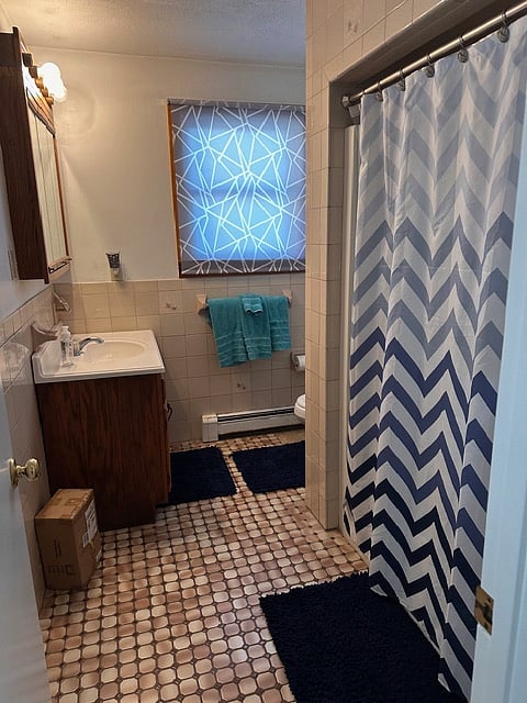Bathroom
1st Floor