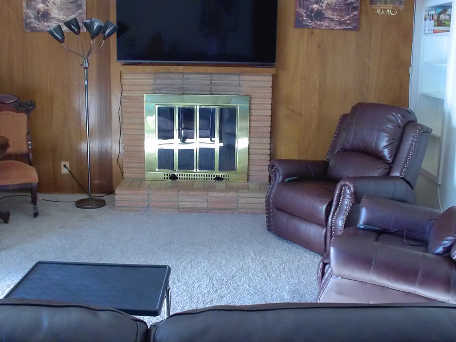 Electric leather couch ,2 recliners that massage and do everything to relaxe after a long day 