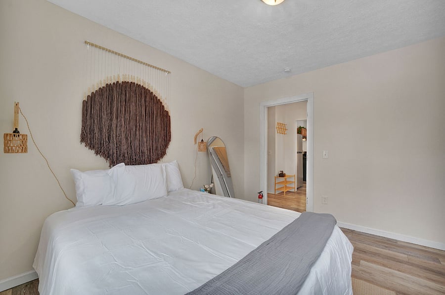 Bedroom 1 - Queen bed
