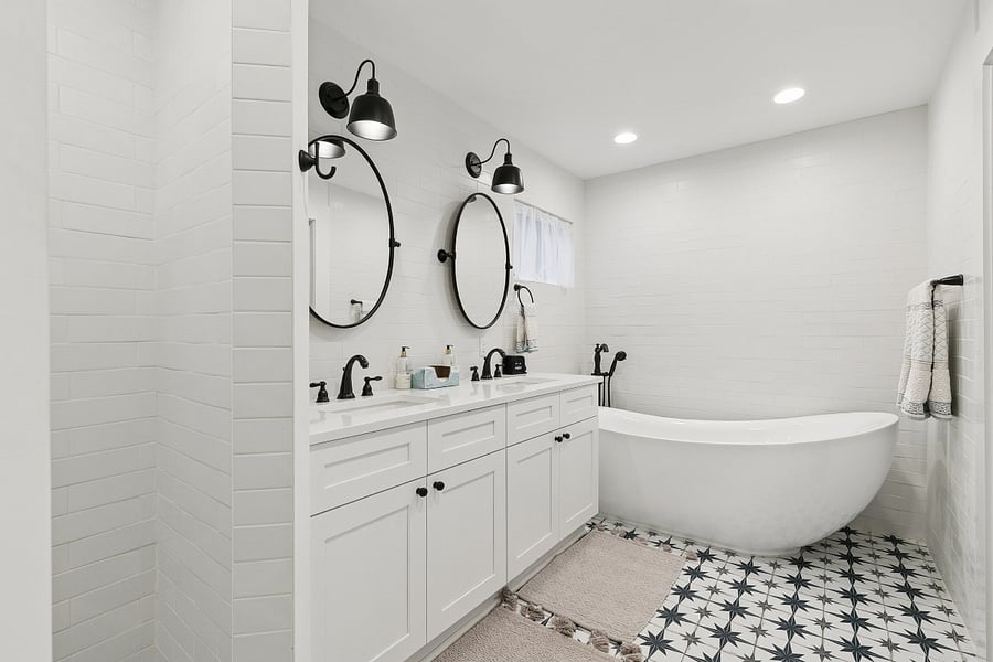 Master en-suite bathroom, toilet room, shower and separate soaking tub